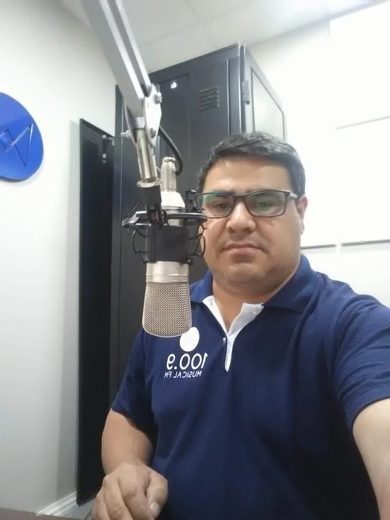 Nelson Silva em estúdio de rádio